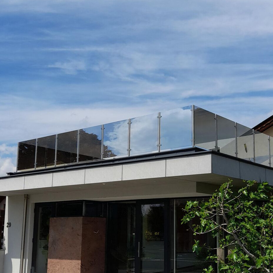 Balustrada aluminiowa na tarasie